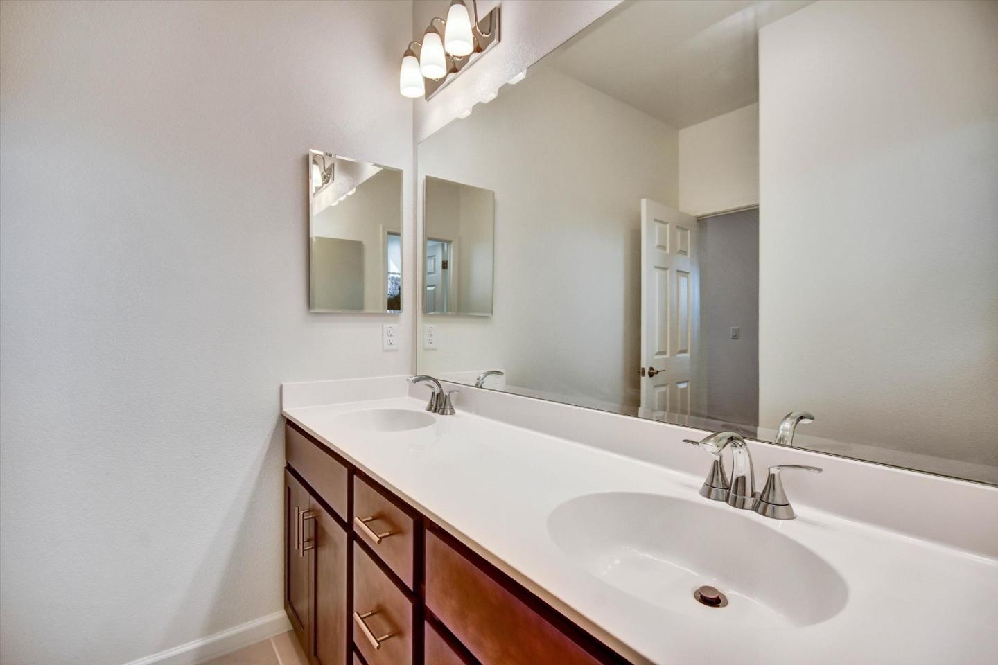 Detail Gallery Image 19 of 34 For 2160 Fuchsia Dr, Hollister,  CA 95023 - 4 Beds | 3 Baths