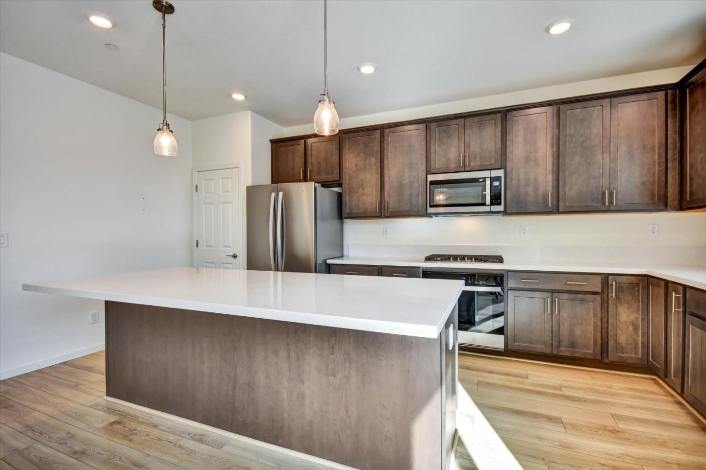 Detail Gallery Image 7 of 34 For 2160 Fuchsia Dr, Hollister,  CA 95023 - 4 Beds | 3 Baths