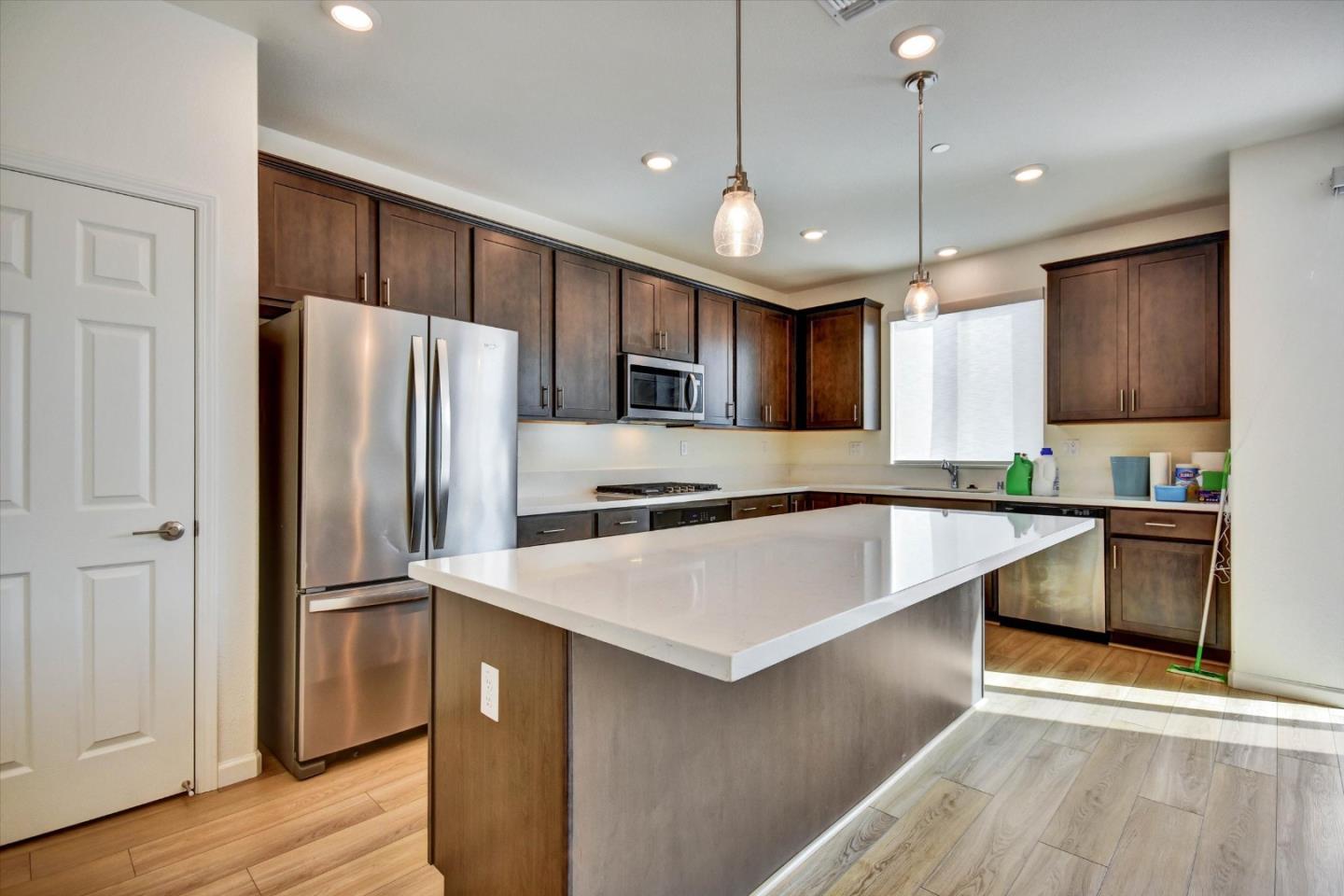 Detail Gallery Image 8 of 34 For 2160 Fuchsia Dr, Hollister,  CA 95023 - 4 Beds | 3 Baths