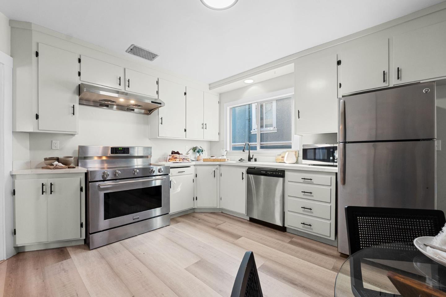 Detail Gallery Image 16 of 35 For 807 Brooklyn Ave, Oakland,  CA 94606 - 3 Beds | 1 Baths