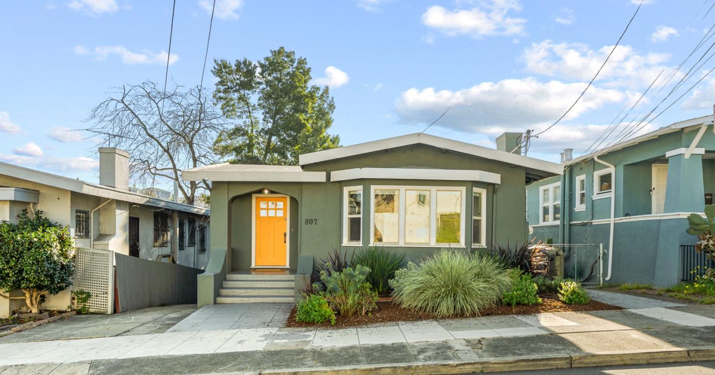 Detail Gallery Image 2 of 35 For 807 Brooklyn Ave, Oakland,  CA 94606 - 3 Beds | 1 Baths