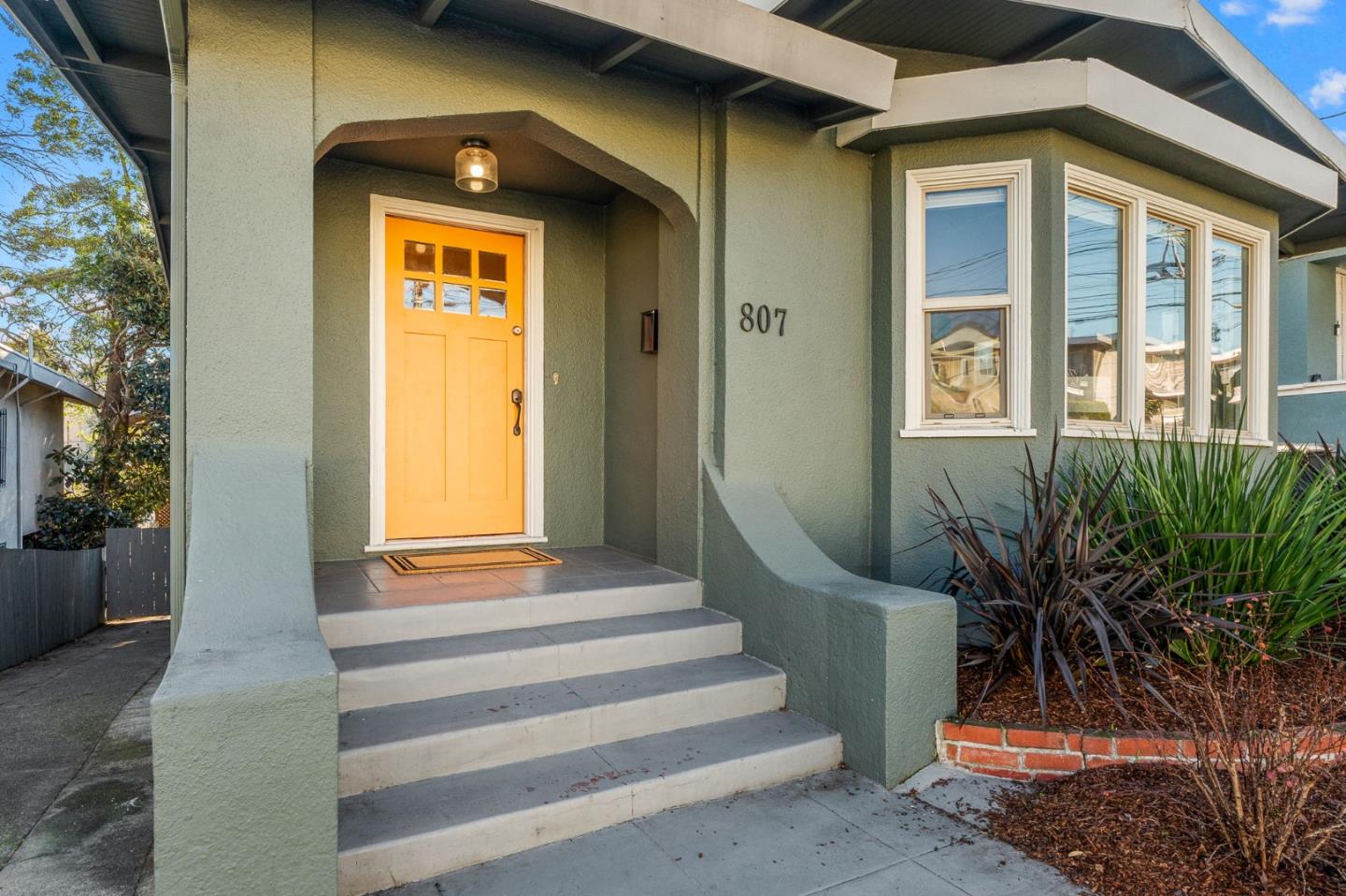 Detail Gallery Image 5 of 35 For 807 Brooklyn Ave, Oakland,  CA 94606 - 3 Beds | 1 Baths