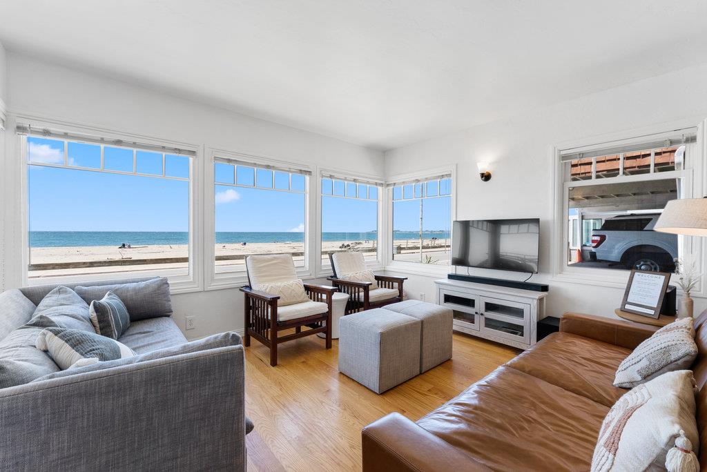 Detail Gallery Image 5 of 39 For 325 Beach Dr, Aptos,  CA 95003 - 4 Beds | 2/1 Baths