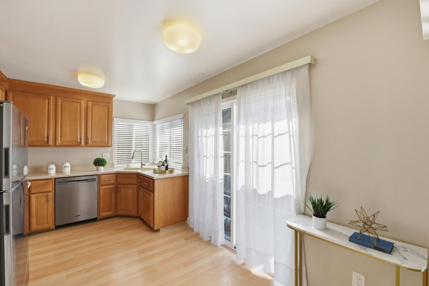 Detail Gallery Image 12 of 35 For 1116 Strayer Dr, San Jose,  CA 95129 - 2 Beds | 2 Baths