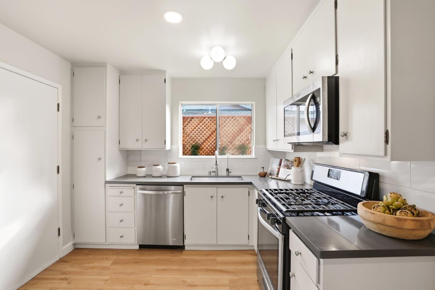 Detail Gallery Image 15 of 50 For 882 San Rafael Ave, Mountain View,  CA 94043 - 3 Beds | 2 Baths