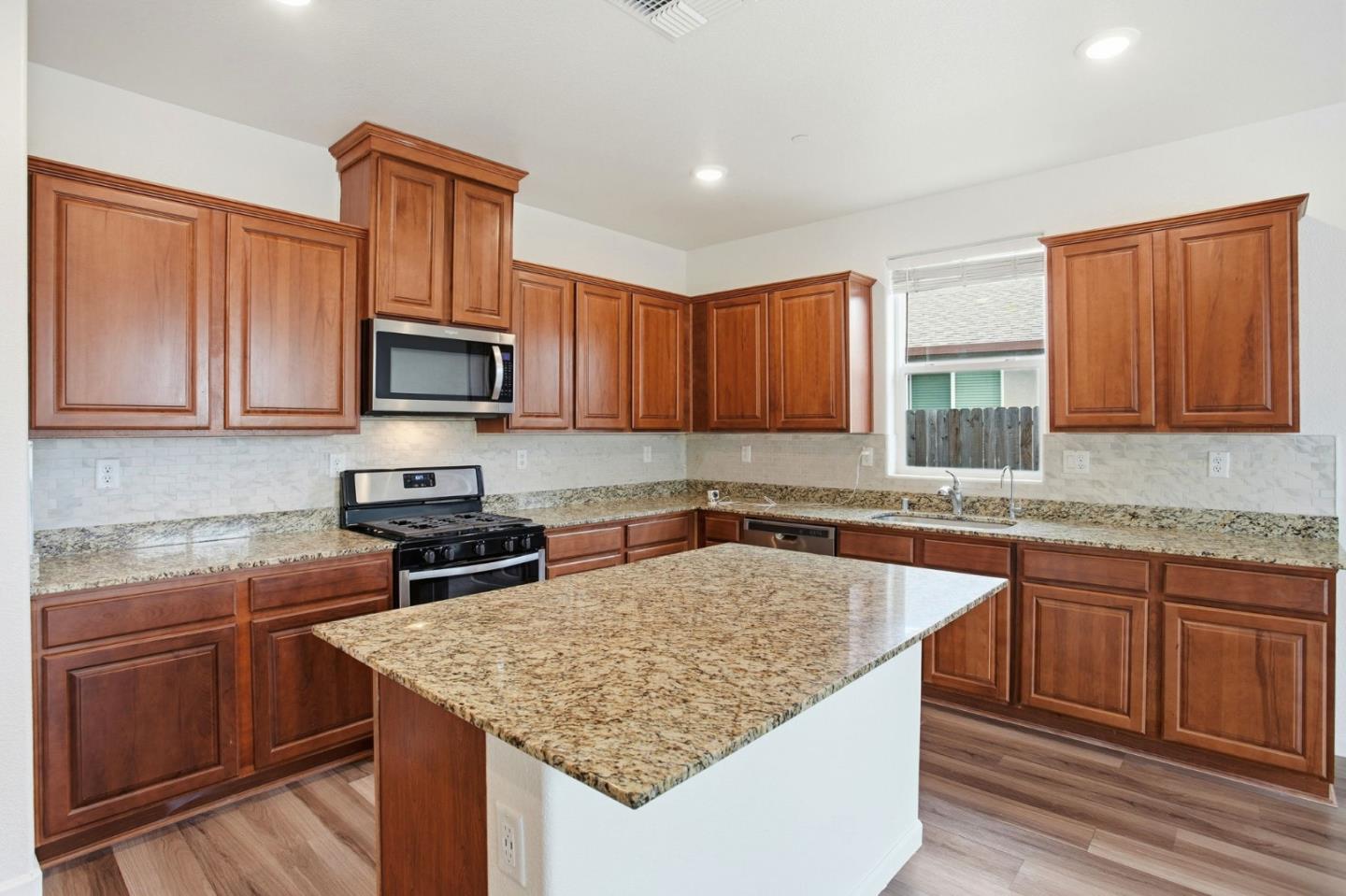 Detail Gallery Image 6 of 22 For 5717 Harcrest Dr, Linda,  CA 95901 - 3 Beds | 2 Baths