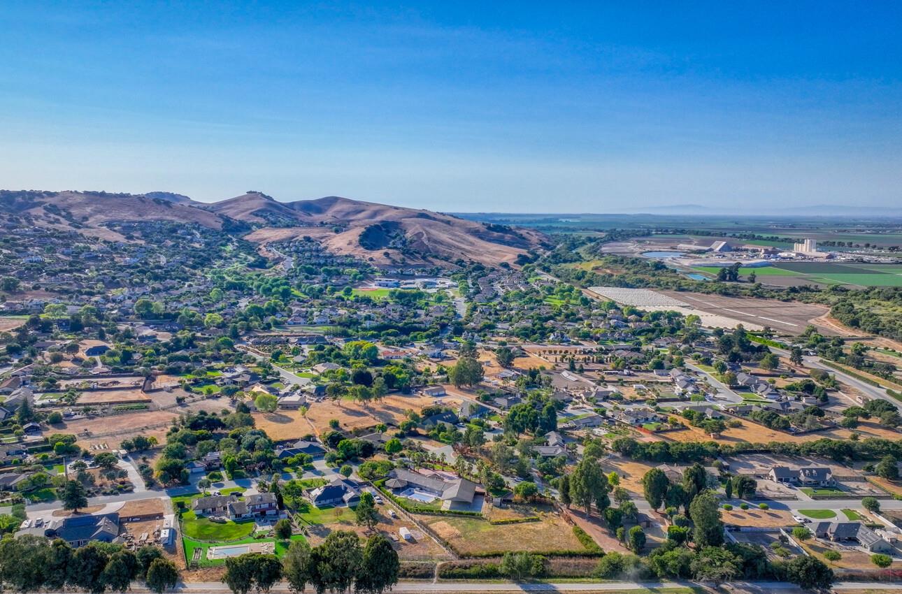 Detail Gallery Image 10 of 80 For 22125 Ranchito Dr, Salinas,  CA 93908 - 4 Beds | 2/1 Baths