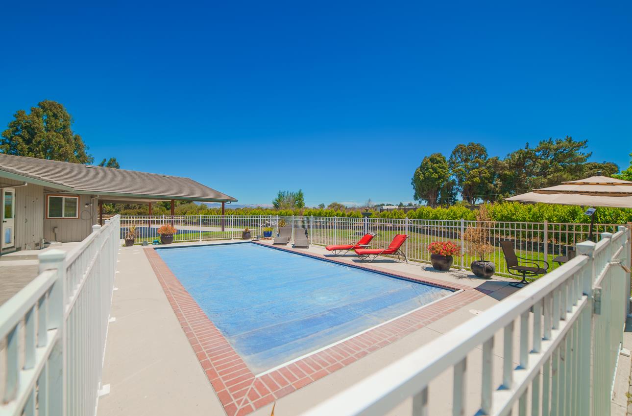 Detail Gallery Image 14 of 80 For 22125 Ranchito Dr, Salinas,  CA 93908 - 4 Beds | 2/1 Baths