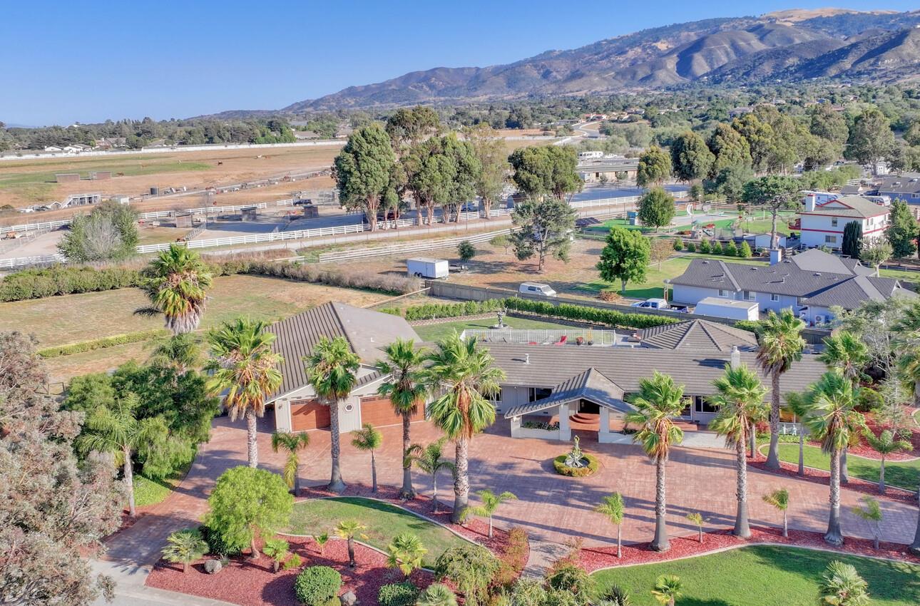 Detail Gallery Image 2 of 80 For 22125 Ranchito Dr, Salinas,  CA 93908 - 4 Beds | 2/1 Baths