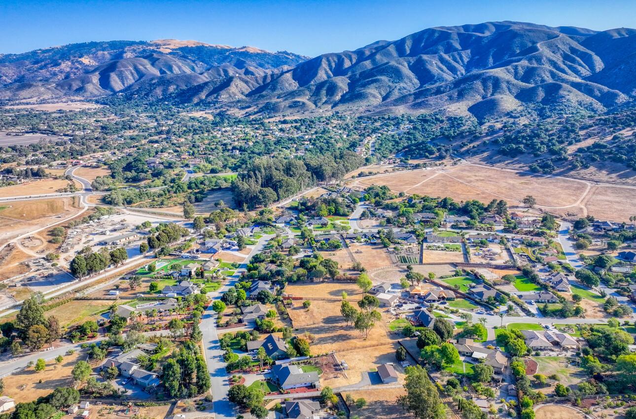 Detail Gallery Image 4 of 80 For 22125 Ranchito Dr, Salinas,  CA 93908 - 4 Beds | 2/1 Baths