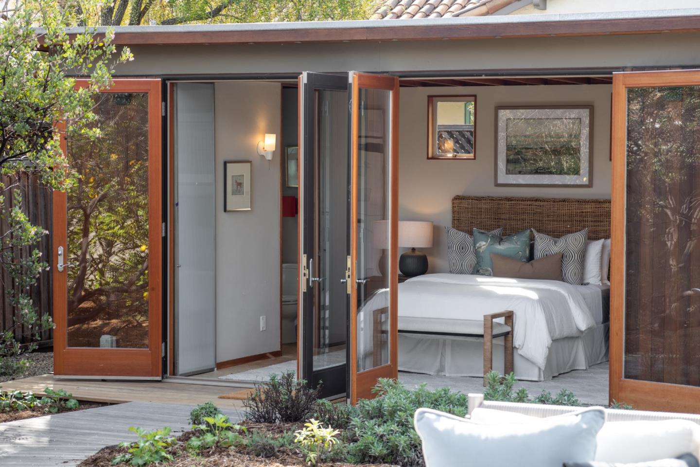 Detail Gallery Image 18 of 29 For 413 Gilbert Ave, Menlo Park,  CA 94025 - 4 Beds | 3 Baths