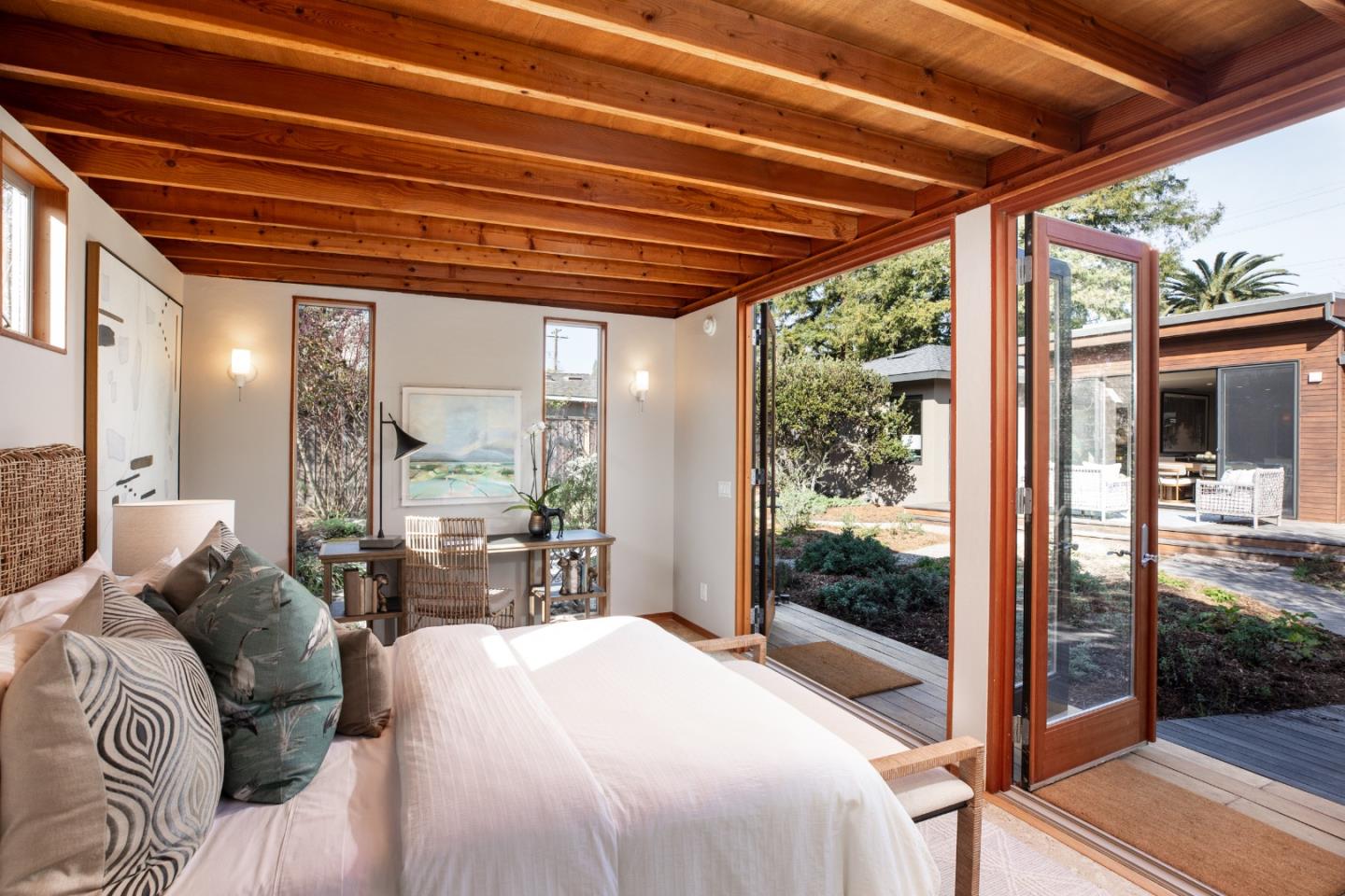 Detail Gallery Image 20 of 29 For 413 Gilbert Ave, Menlo Park,  CA 94025 - 4 Beds | 3 Baths