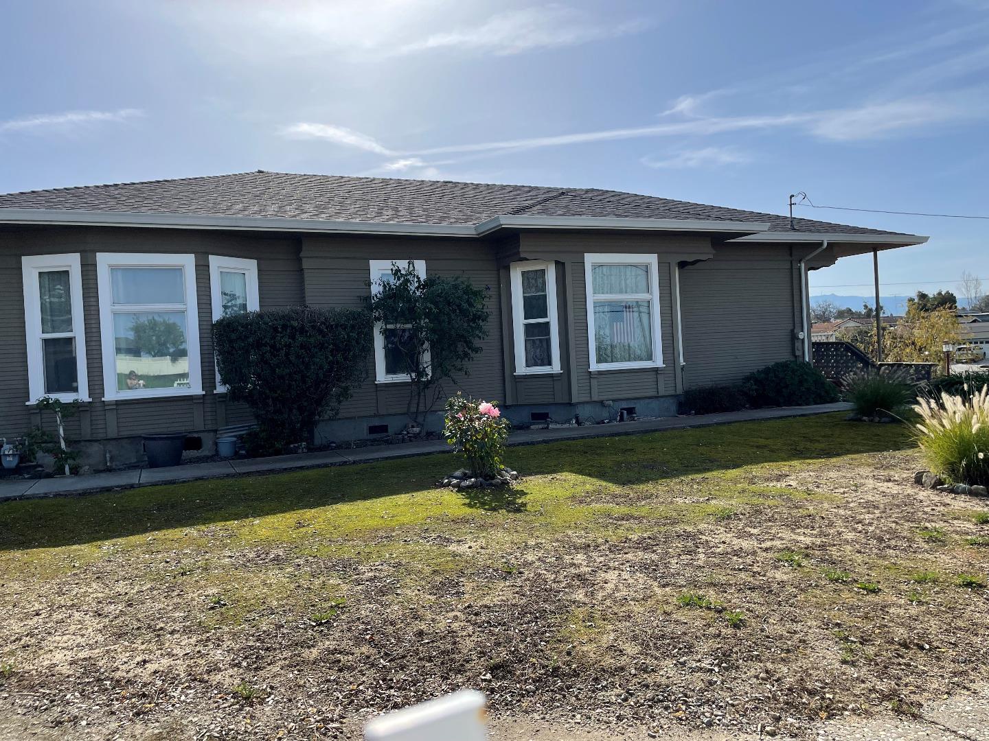 Detail Gallery Image 3 of 4 For 1471 Hillcrest Rd, Hollister,  CA 95023 - 5 Beds | 3 Baths