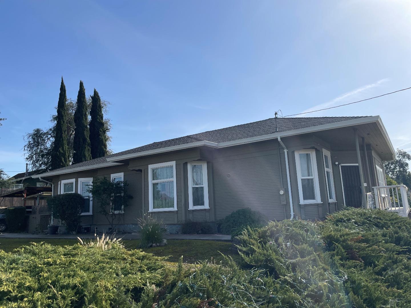 Detail Gallery Image 4 of 4 For 1471 Hillcrest Rd, Hollister,  CA 95023 - 5 Beds | 3 Baths