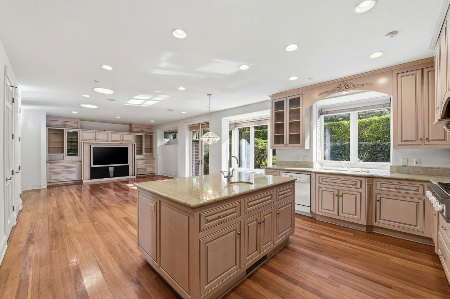 Detail Gallery Image 21 of 82 For 27994 via Ventana Way, Los Altos,  CA 94022 - 4 Beds | 3/1 Baths