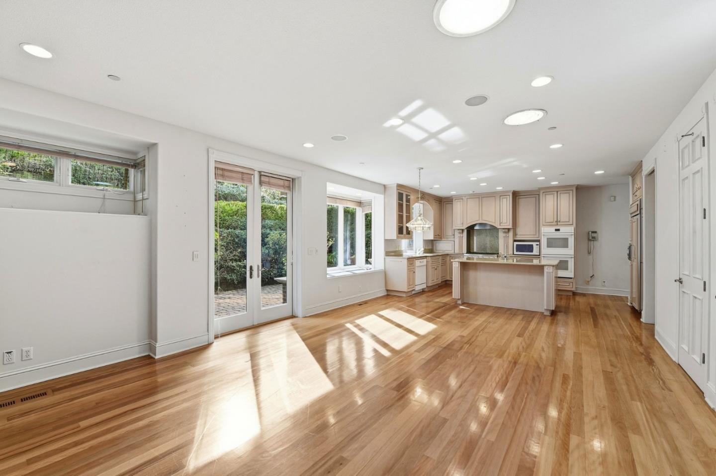 Detail Gallery Image 22 of 82 For 27994 via Ventana Way, Los Altos,  CA 94022 - 4 Beds | 3/1 Baths