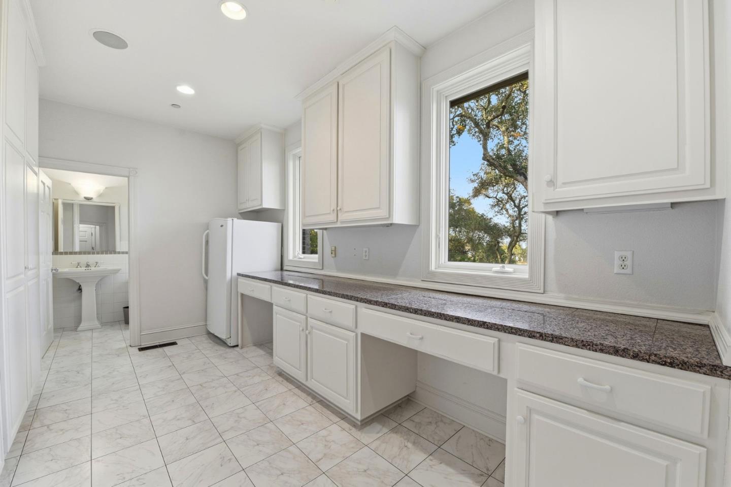 Detail Gallery Image 30 of 82 For 27994 via Ventana Way, Los Altos,  CA 94022 - 4 Beds | 3/1 Baths