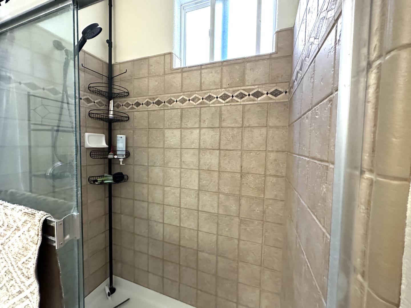 Detail Gallery Image 15 of 40 For 718 Roble St, Watsonville,  CA 95076 - 4 Beds | 3 Baths