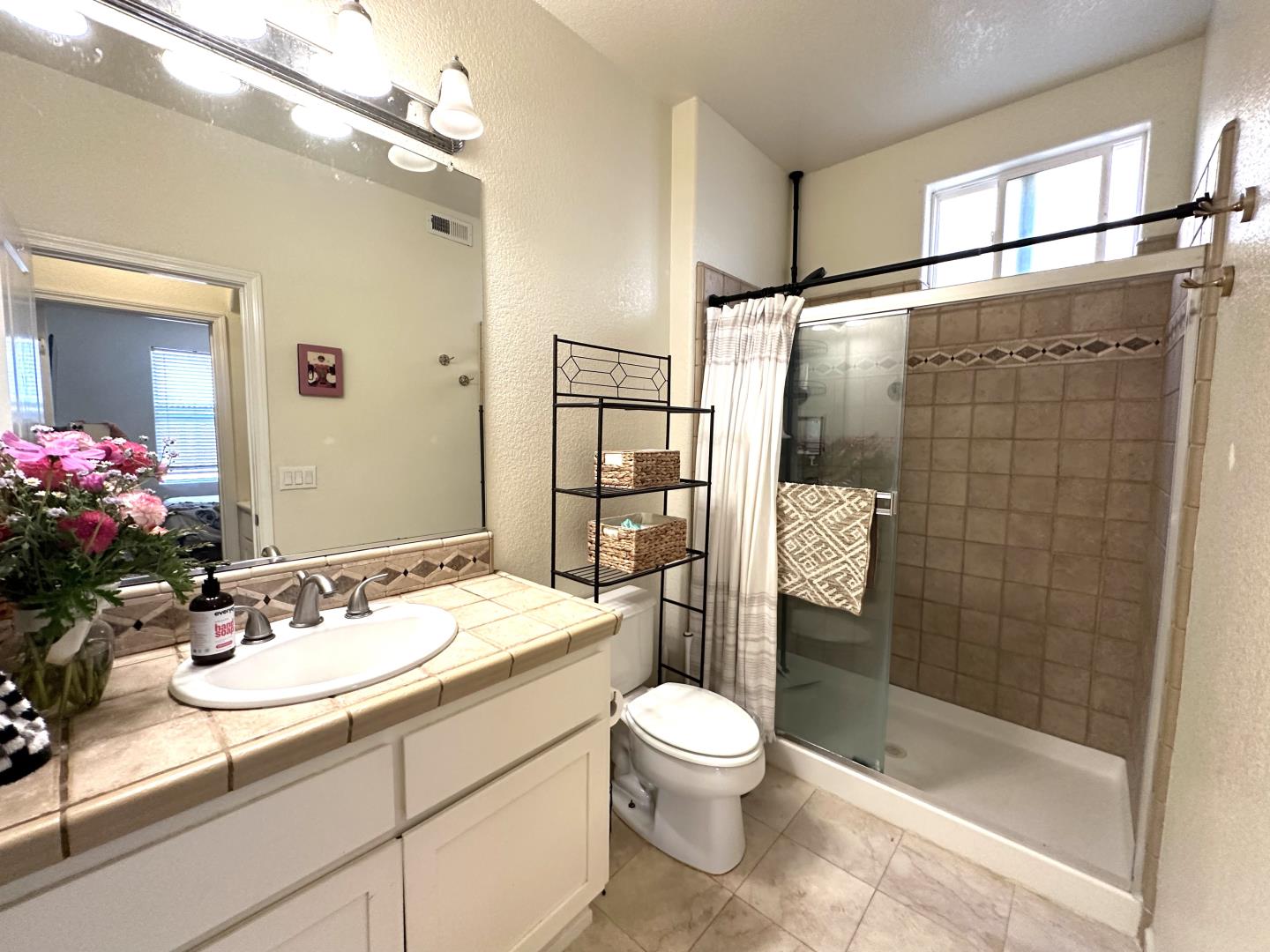 Detail Gallery Image 16 of 40 For 718 Roble St, Watsonville,  CA 95076 - 4 Beds | 3 Baths