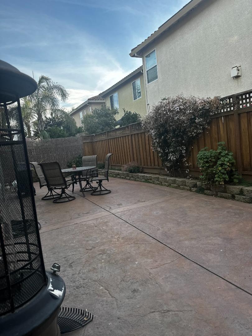 Detail Gallery Image 3 of 5 For 718 Roble St, Watsonville,  CA 95076 - 4 Beds | 3 Baths