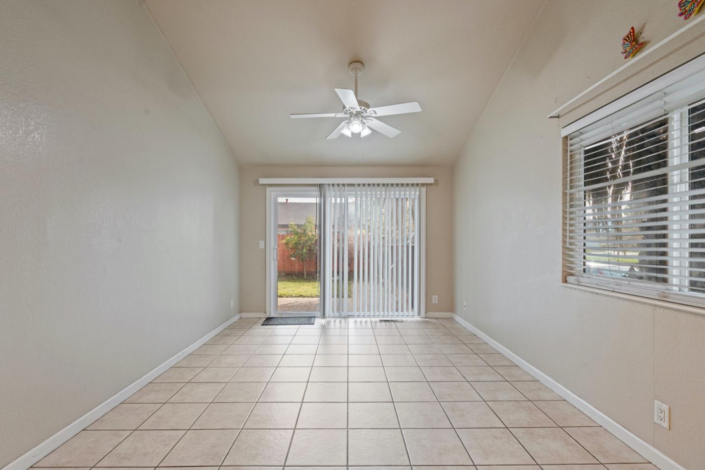 Detail Gallery Image 11 of 33 For 1005 Cherry Ct, Hollister,  CA 95023 - 3 Beds | 2 Baths