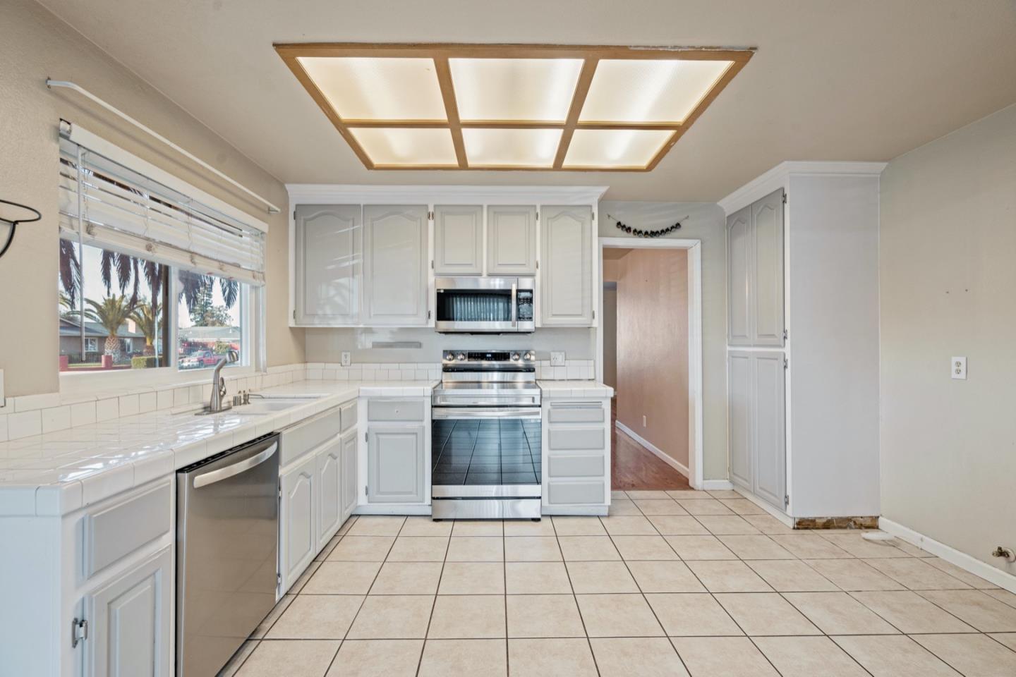 Detail Gallery Image 12 of 33 For 1005 Cherry Ct, Hollister,  CA 95023 - 3 Beds | 2 Baths