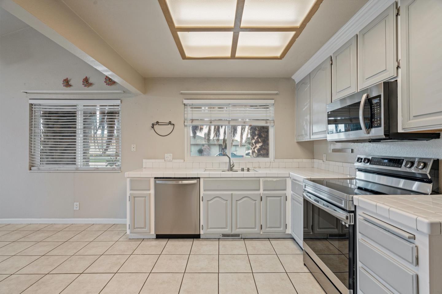 Detail Gallery Image 13 of 33 For 1005 Cherry Ct, Hollister,  CA 95023 - 3 Beds | 2 Baths