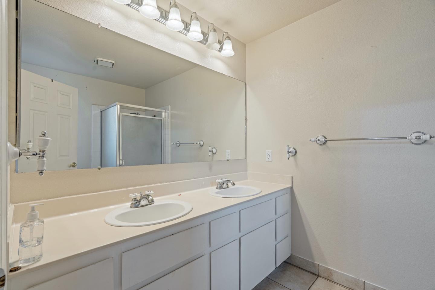 Detail Gallery Image 23 of 33 For 1005 Cherry Ct, Hollister,  CA 95023 - 3 Beds | 2 Baths