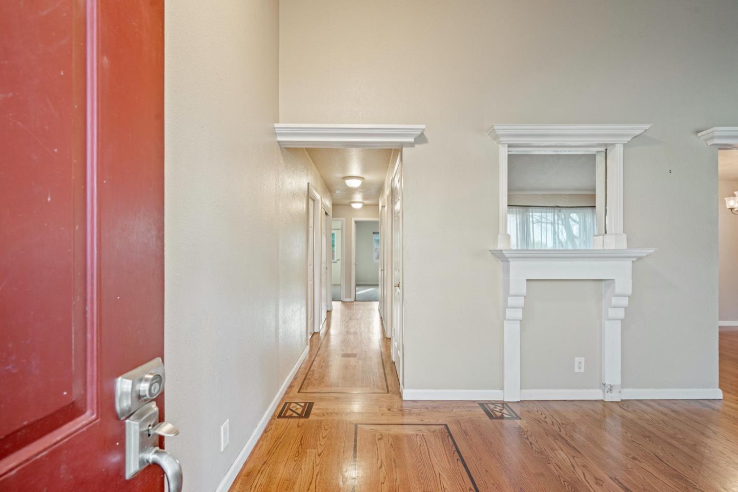 Detail Gallery Image 5 of 33 For 1005 Cherry Ct, Hollister,  CA 95023 - 3 Beds | 2 Baths