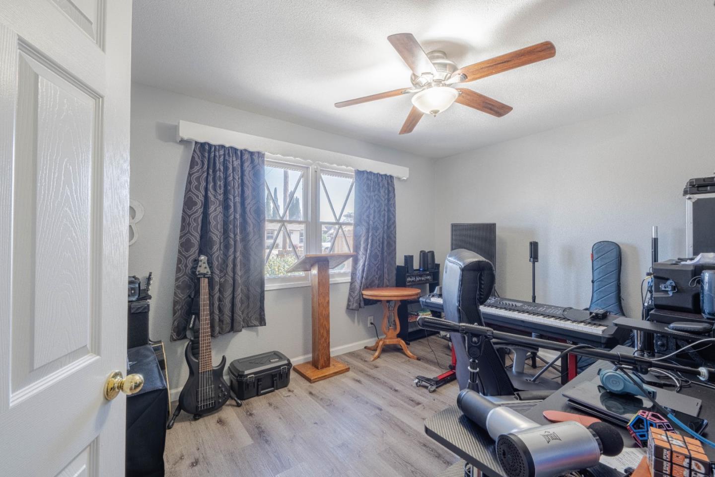 Detail Gallery Image 11 of 19 For 530 El Camino Paraiso, Hollister,  CA 95023 - 3 Beds | 1/1 Baths