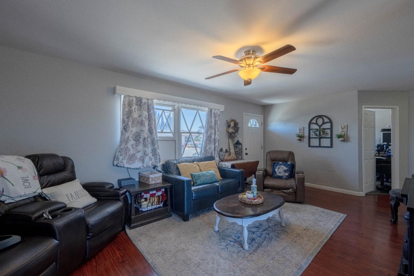 Detail Gallery Image 6 of 19 For 530 El Camino Paraiso, Hollister,  CA 95023 - 3 Beds | 1/1 Baths