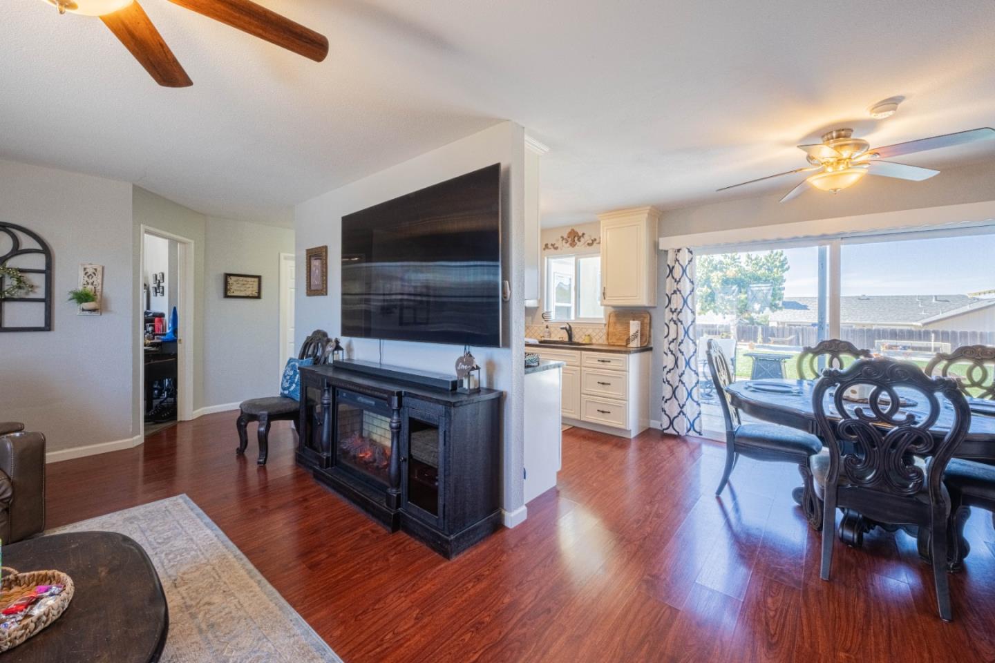 Detail Gallery Image 7 of 19 For 530 El Camino Paraiso, Hollister,  CA 95023 - 3 Beds | 1/1 Baths