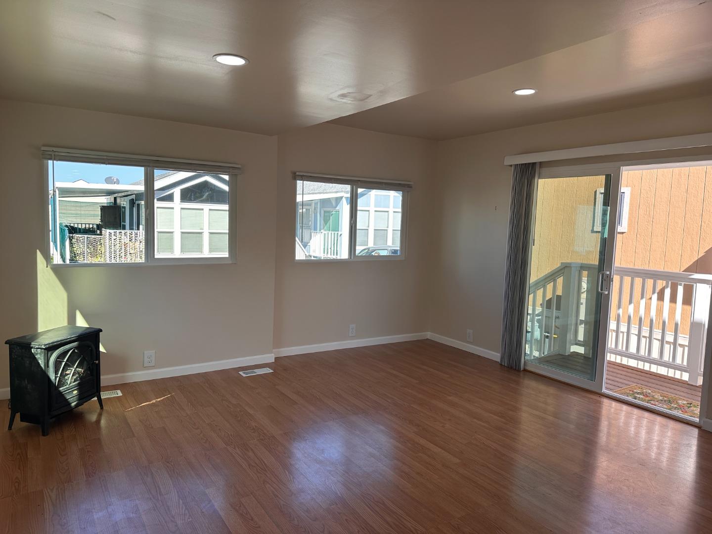 Detail Gallery Image 4 of 15 For 835 Kimball #43,  Seaside,  CA 93955 - 2 Beds | 1 Baths