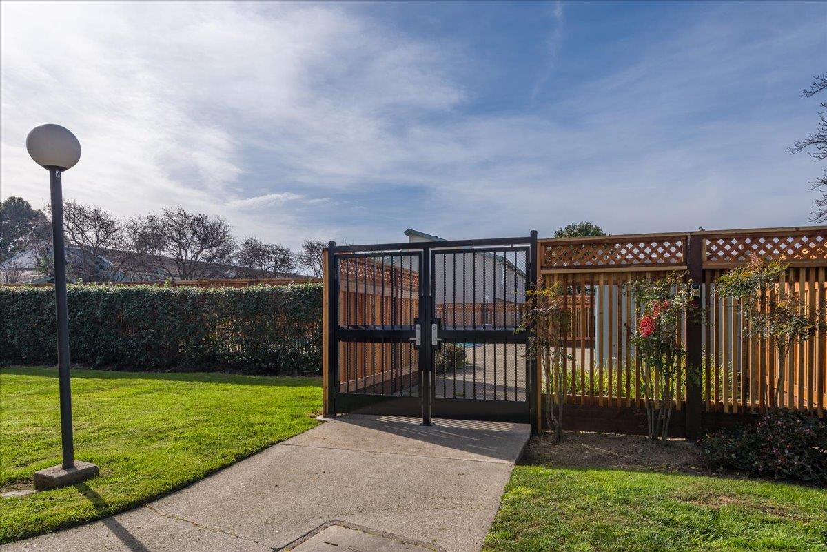 Detail Gallery Image 27 of 41 For 1018 Condor Ln, Foster City,  CA 94404 - 3 Beds | 2/1 Baths