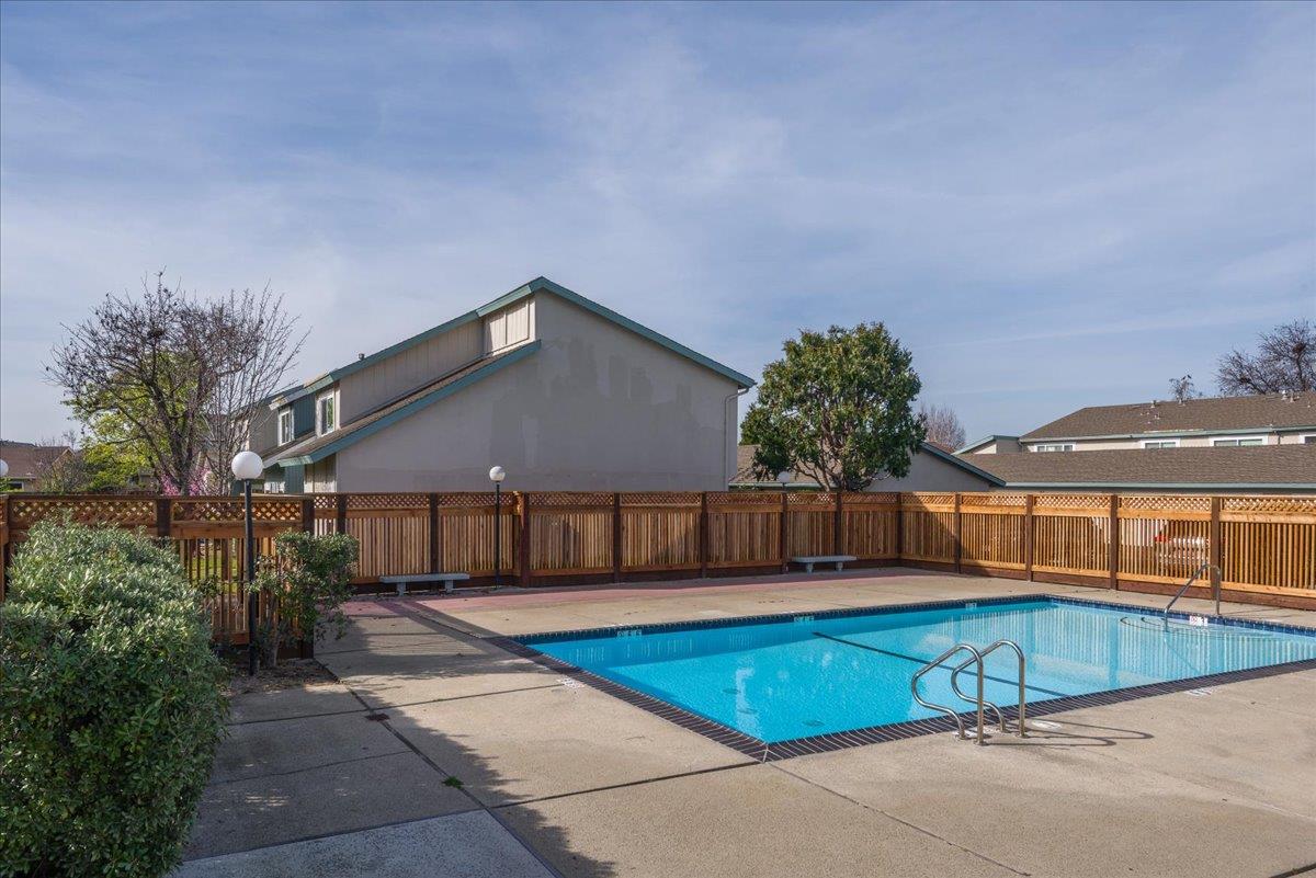 Detail Gallery Image 28 of 41 For 1018 Condor Ln, Foster City,  CA 94404 - 3 Beds | 2/1 Baths