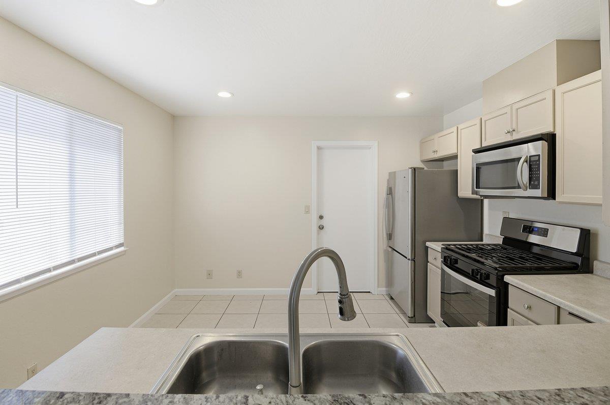 Detail Gallery Image 16 of 31 For 609 Saint George Dr, Salinas,  CA 93905 - 3 Beds | 2 Baths