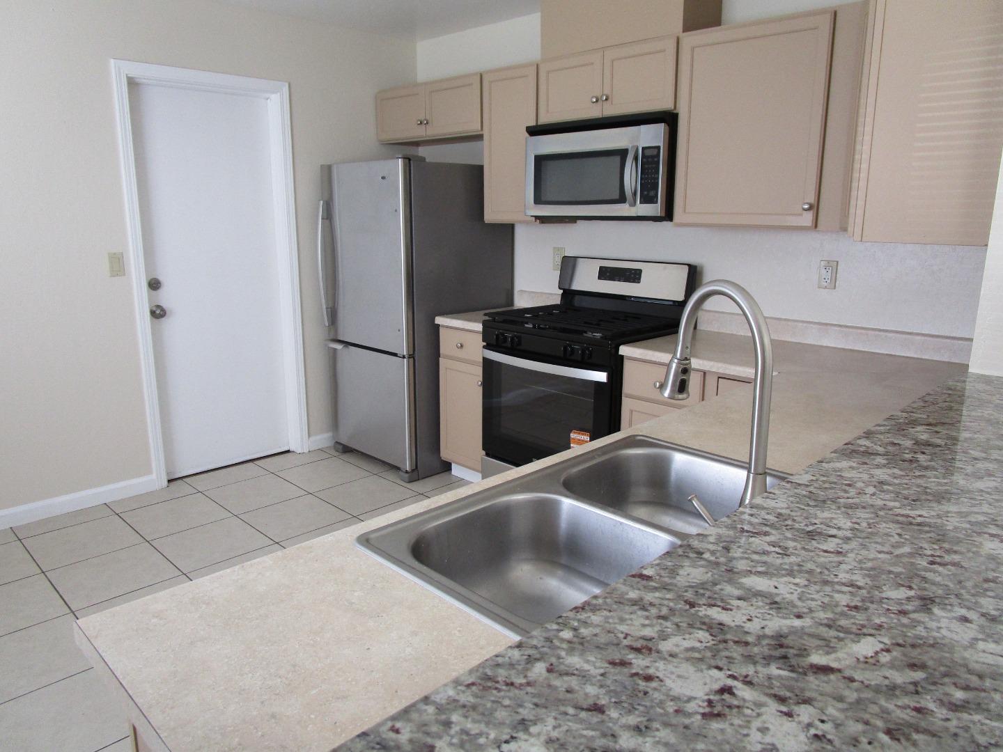 Detail Gallery Image 3 of 11 For 609 Saint George Dr, Salinas,  CA 93905 - 3 Beds | 2 Baths