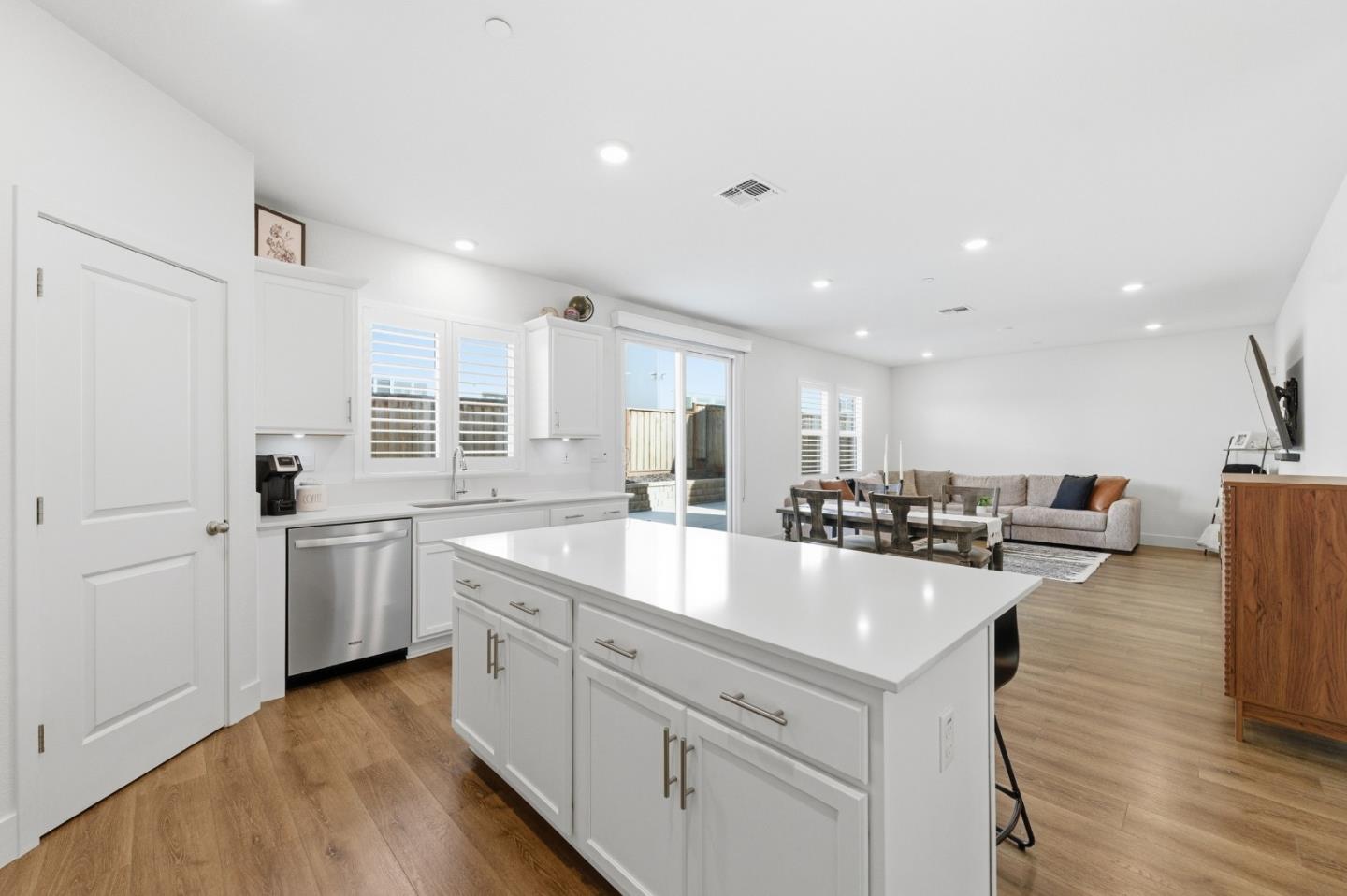 Detail Gallery Image 8 of 47 For 208 Frontier St, American Canyon,  CA 94503 - 3 Beds | 2/1 Baths