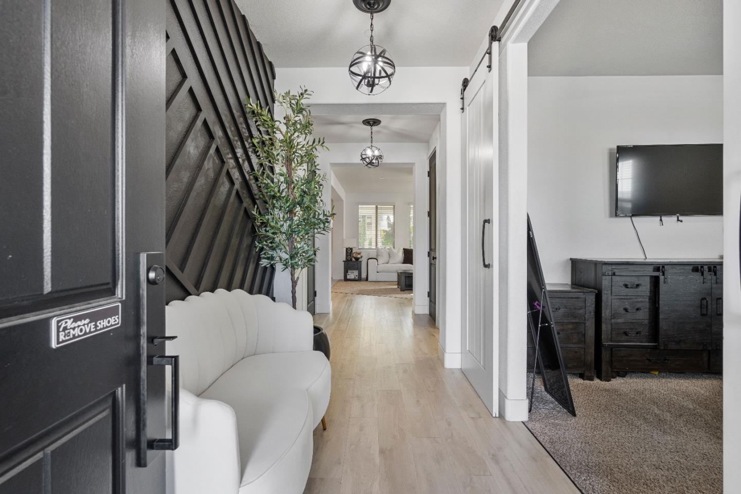 Detail Gallery Image 10 of 52 For 1657 Santana Ranch Dr, Hollister,  CA 95023 - 4 Beds | 3 Baths