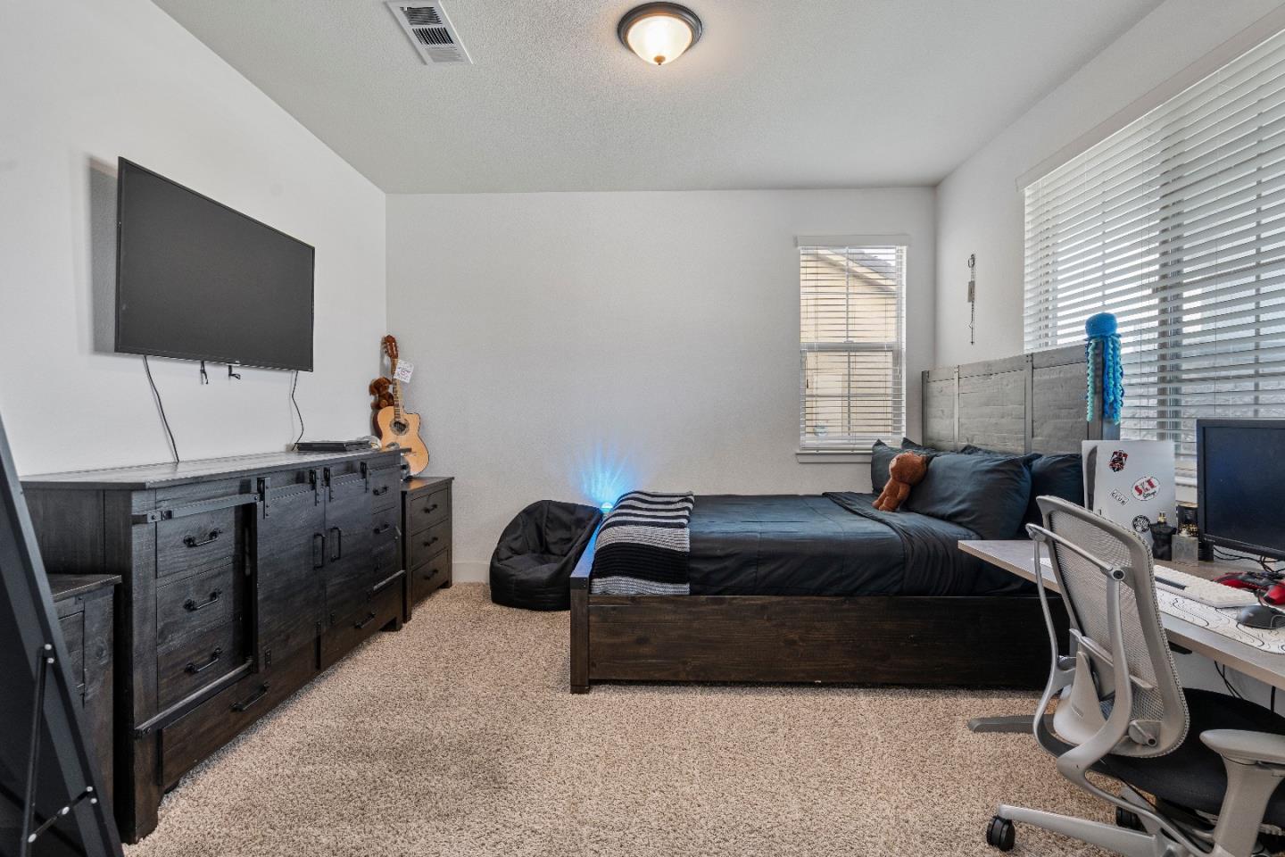 Detail Gallery Image 11 of 52 For 1657 Santana Ranch Dr, Hollister,  CA 95023 - 4 Beds | 3 Baths