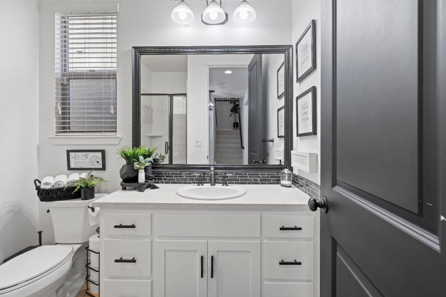 Detail Gallery Image 14 of 52 For 1657 Santana Ranch Dr, Hollister,  CA 95023 - 4 Beds | 3 Baths