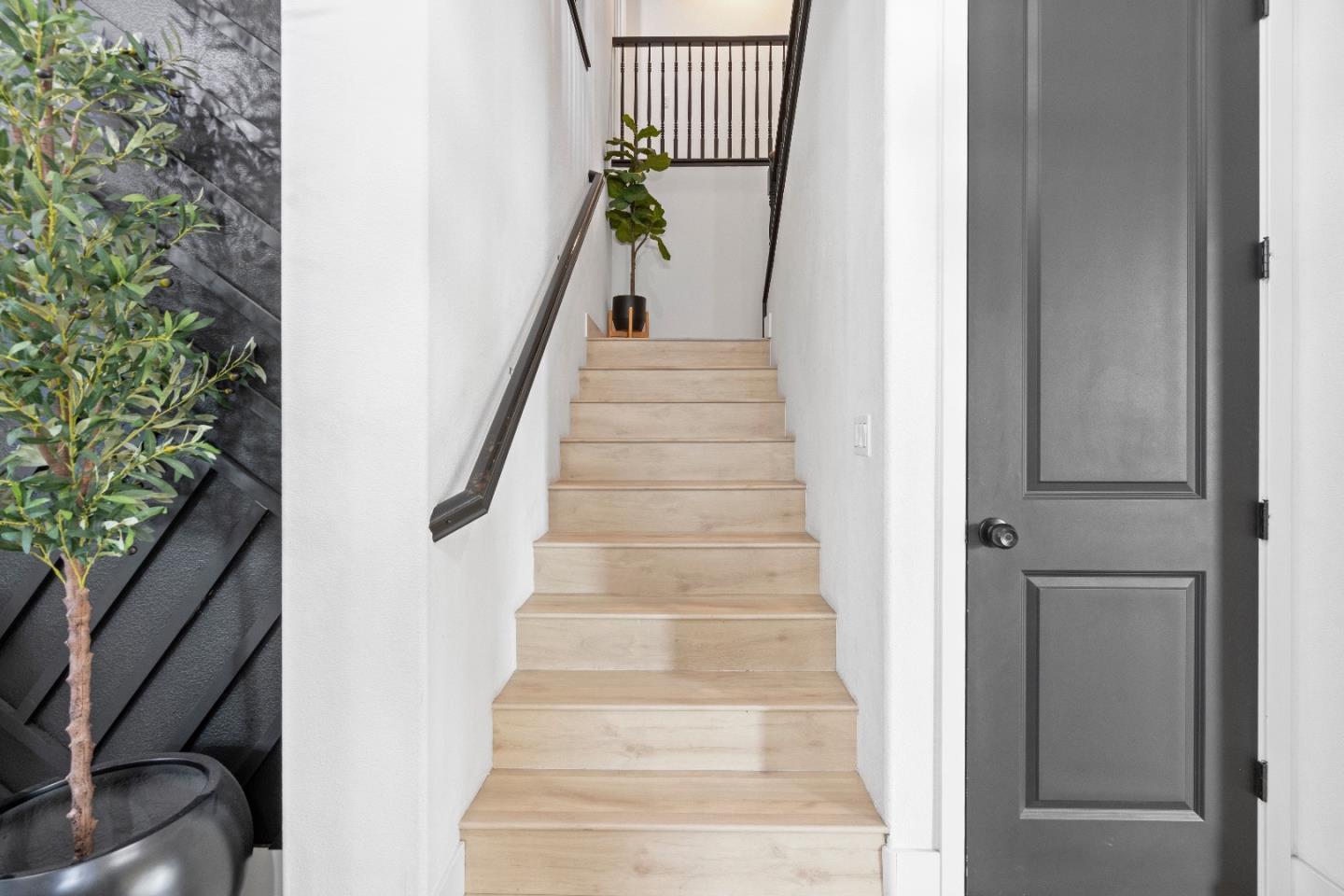 Detail Gallery Image 16 of 52 For 1657 Santana Ranch Dr, Hollister,  CA 95023 - 4 Beds | 3 Baths