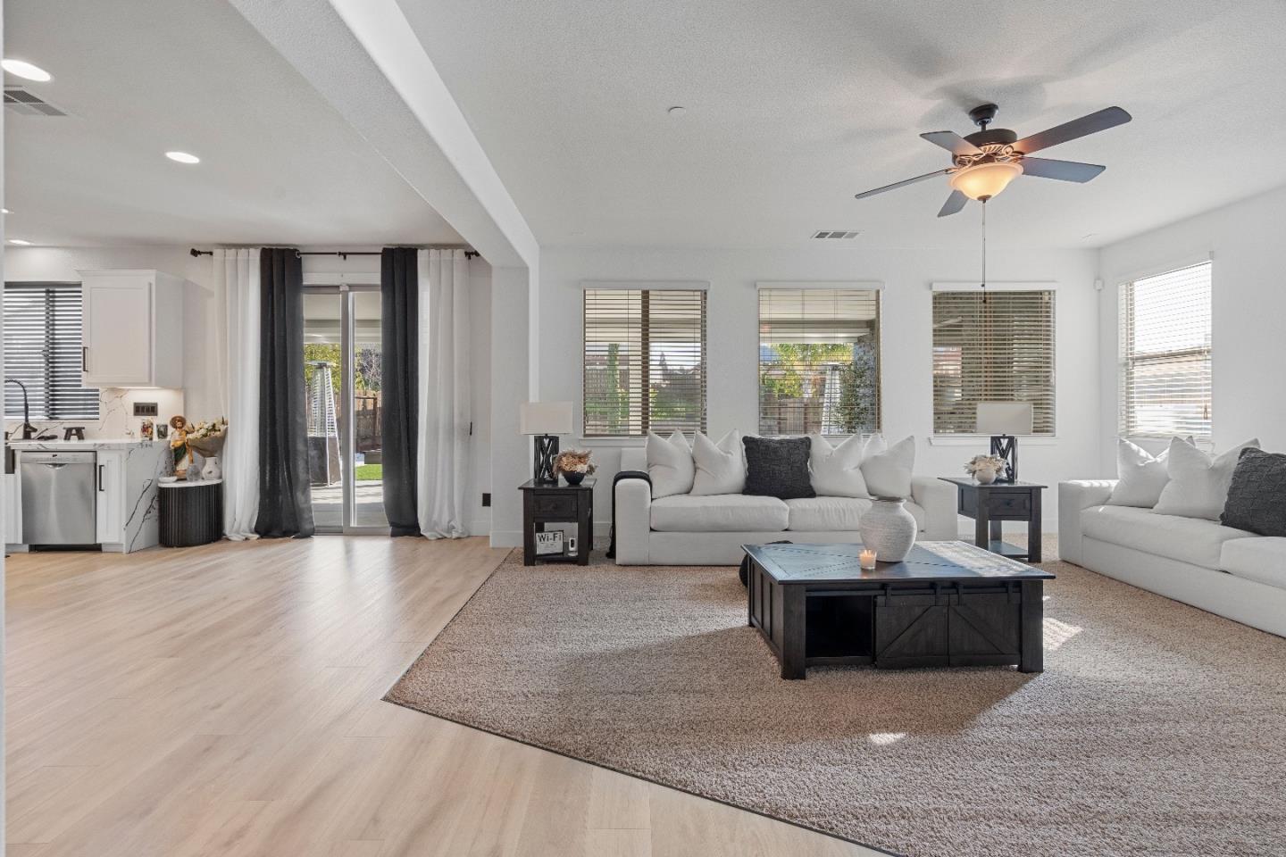 Detail Gallery Image 17 of 52 For 1657 Santana Ranch Dr, Hollister,  CA 95023 - 4 Beds | 3 Baths