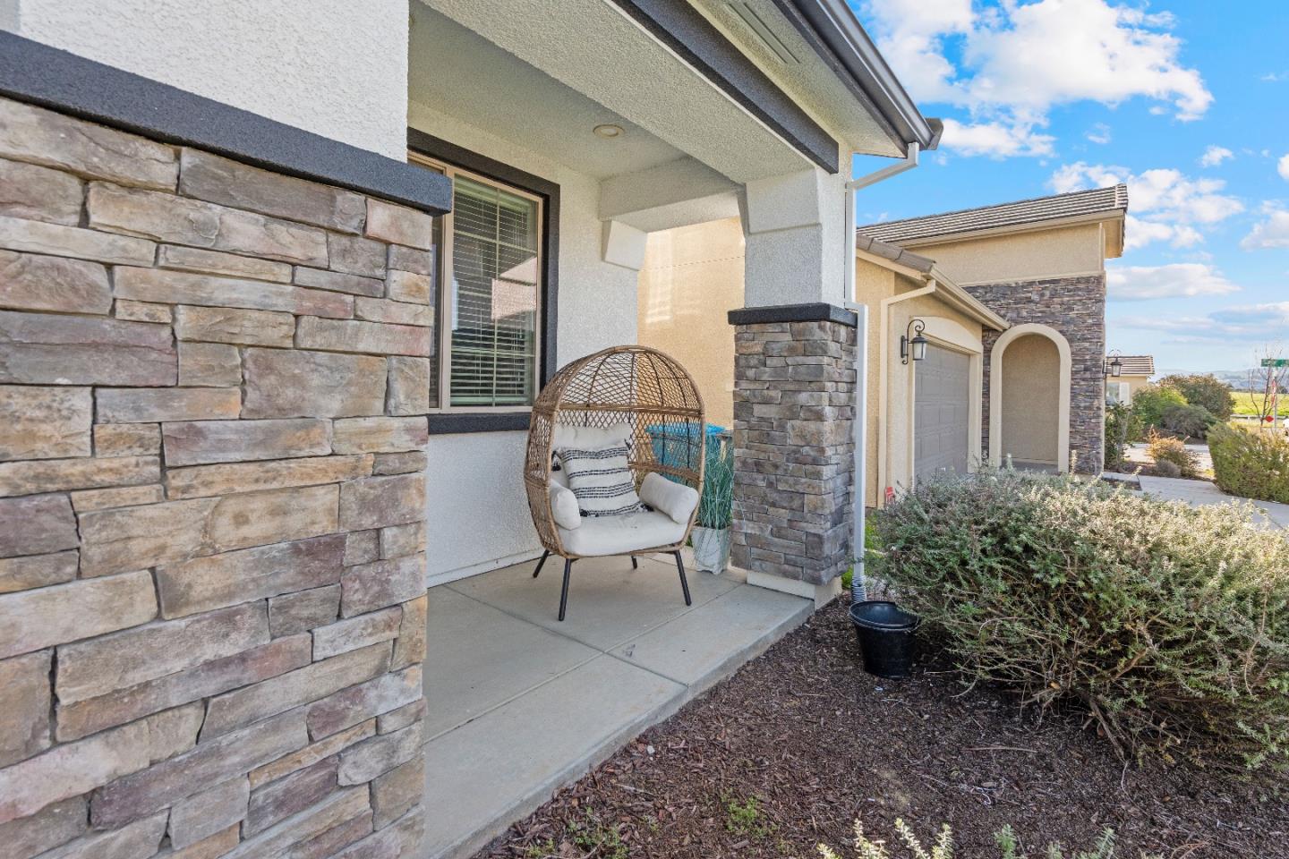 Detail Gallery Image 8 of 52 For 1657 Santana Ranch Dr, Hollister,  CA 95023 - 4 Beds | 3 Baths