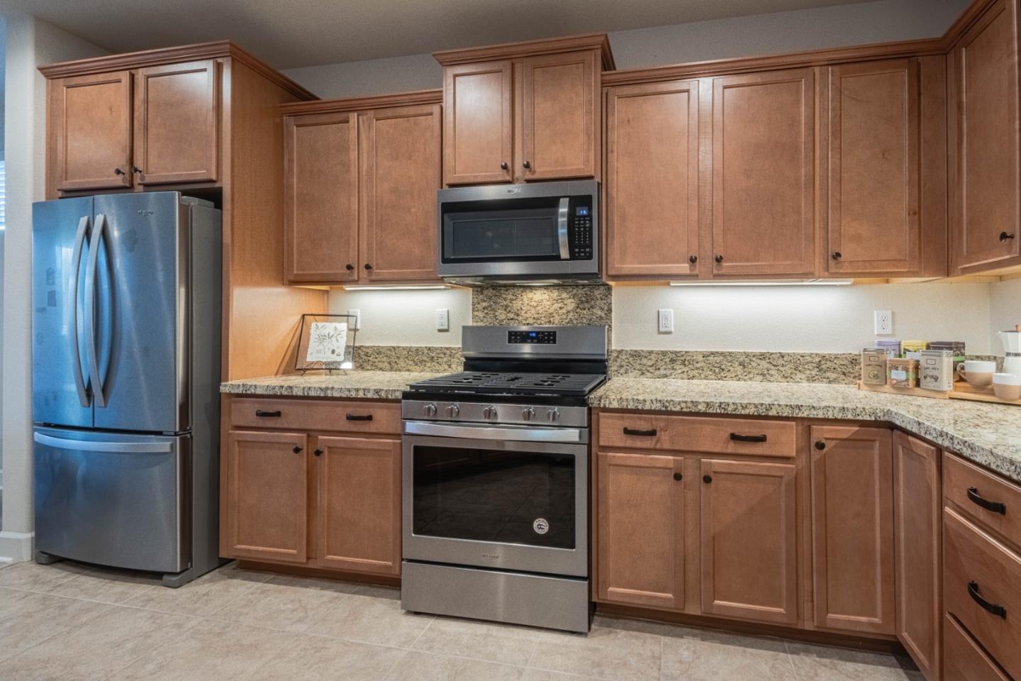 Detail Gallery Image 10 of 41 For 581 Segovia Dr, Hollister,  CA 95023 - 3 Beds | 3 Baths