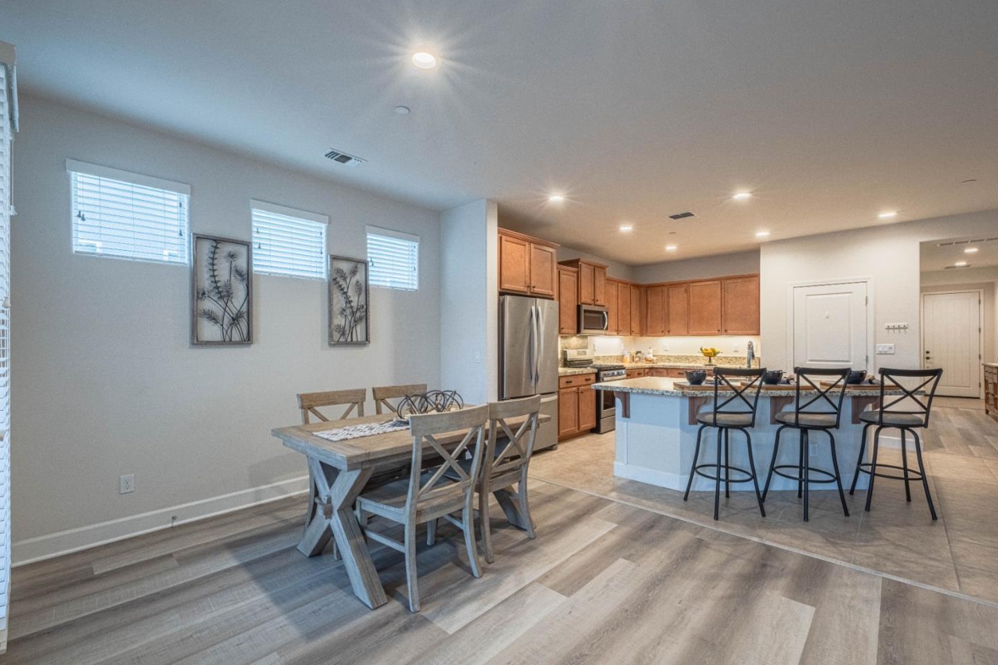 Detail Gallery Image 12 of 41 For 581 Segovia Dr, Hollister,  CA 95023 - 3 Beds | 3 Baths