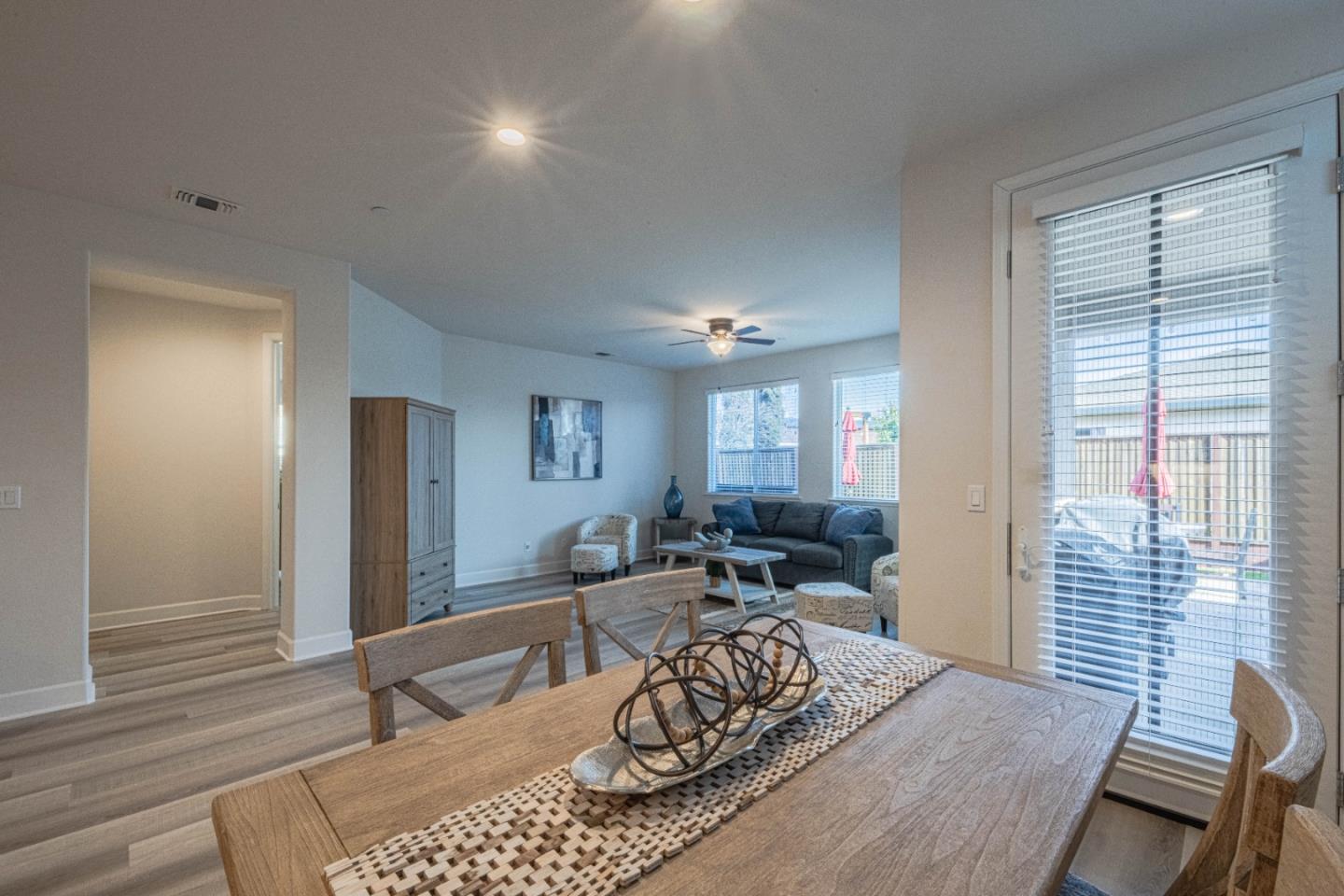 Detail Gallery Image 13 of 41 For 581 Segovia Dr, Hollister,  CA 95023 - 3 Beds | 3 Baths