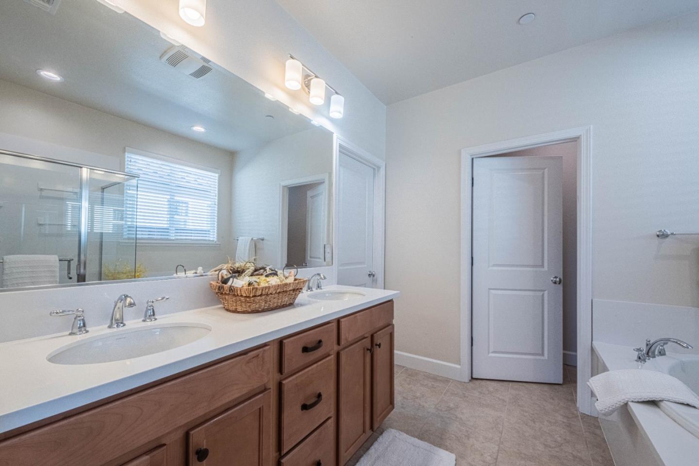 Detail Gallery Image 19 of 41 For 581 Segovia Dr, Hollister,  CA 95023 - 3 Beds | 3 Baths