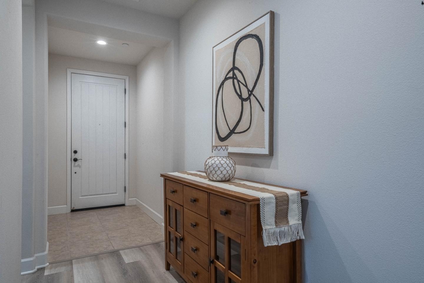 Detail Gallery Image 5 of 41 For 581 Segovia Dr, Hollister,  CA 95023 - 3 Beds | 3 Baths