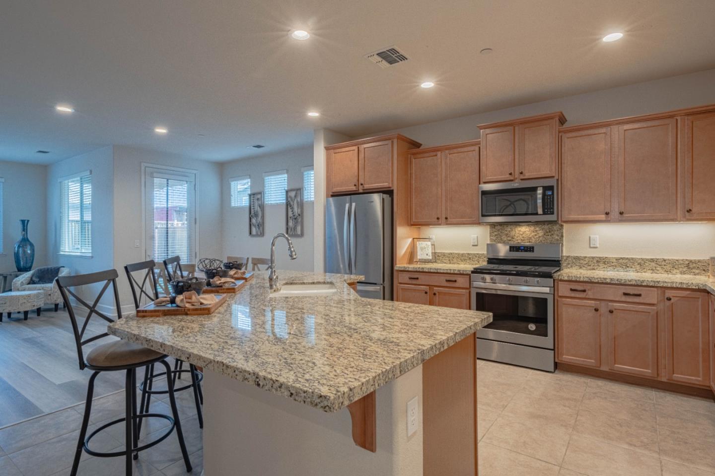 Detail Gallery Image 6 of 41 For 581 Segovia Dr, Hollister,  CA 95023 - 3 Beds | 3 Baths